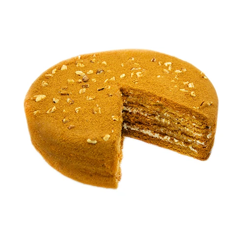 Medovník s vrstvami, který je vyřezaný na bílém pozadí.