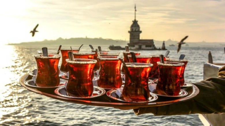 Čajník s tureckým čajem na pozadí Bosporu v Istanbulu.