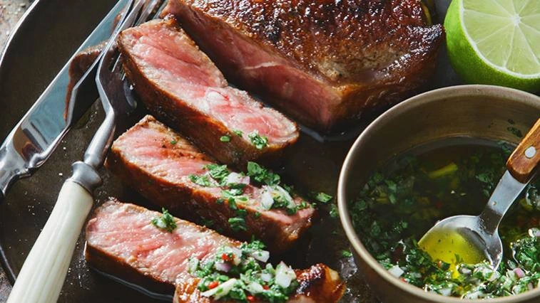 Ořezaný steak s viditelnými stupni propečení od rare po well done.