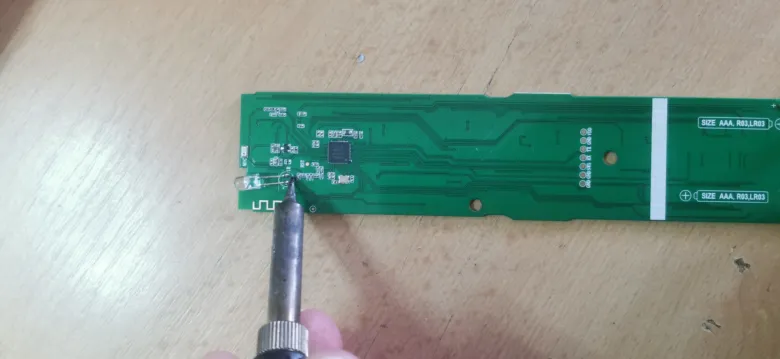 Svařování elektronické desky při opravě dálkového ovladače.