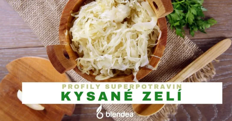 Kysané zelí v dřevěné mísce s petrželkou na lnu.