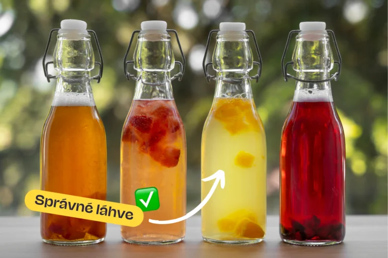 Čtyři lahve s fermentovaným nápojem a ovocem pro domácí kvašení.