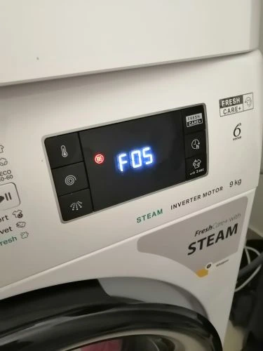 Indesit pračka s chybovou hláškou F05 na displeji.