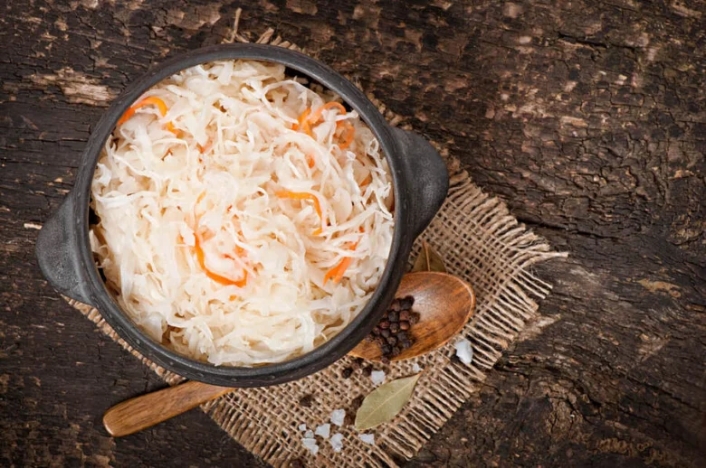 Hotová nakládaná červená řepa s mrkví v hrnci.