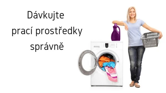 Žena nalévá tekutý prací prostředek do pračky s prádlem.