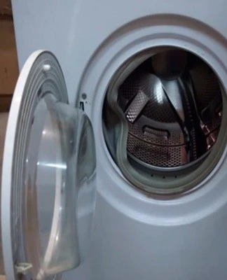 Bosch pračka s otevřenými dvířky ukazující bubnu.