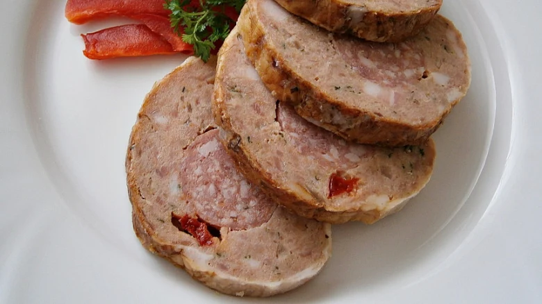 Příprava mletého masa s rajčaty na talíři