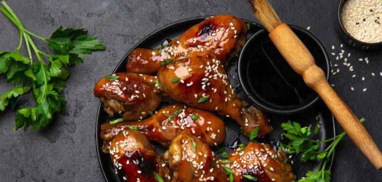Pečené kuřecí stehna v omáčce Teriyaki s sezamem.