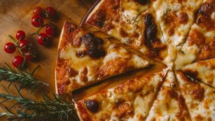 Přes noc skladovaná pizza s rajčaty a rozmarýnem.