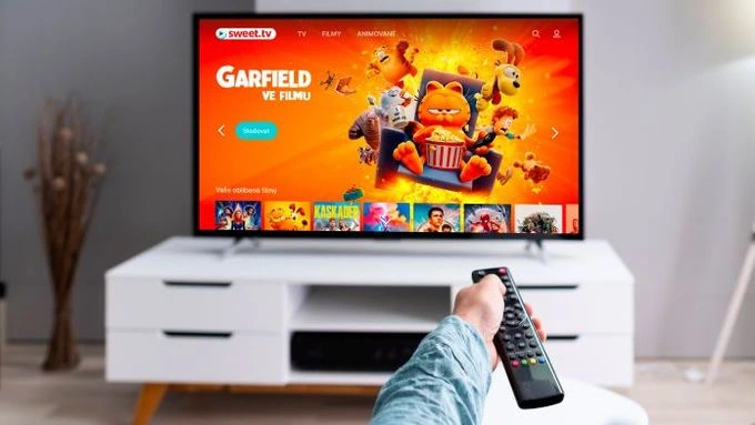 Televize s aplikací Sweet TV ukazující animované filmy.