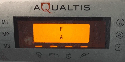 Pražka Hotpoint Ariston s chybovou hláškou F06 na displeji.