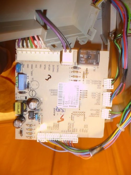 Vnitřní elektronika myčky s deskovou pro diagnostiku problémů.