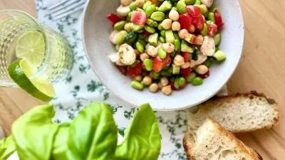 Mísa s edamame salátem z fazolí edamame, hrášku a rajčat.