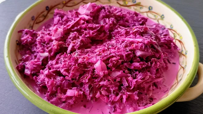 Salát z červeného zelí s majonézou v misce.