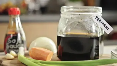 Sklenice terijakí omáčky s čerstvými zeleninovými ingrediencemi.