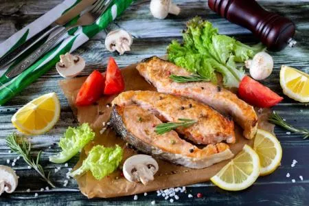 Grilované lososové filé s citronem a zeleninou
