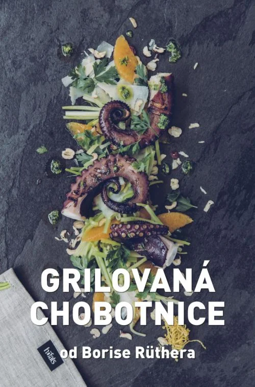 Grilovaná chobotnice s bylinkami na tmavém podkladu
