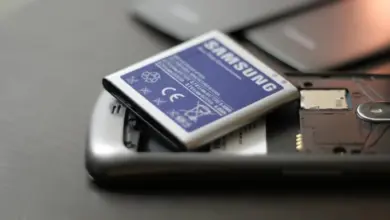 Samsung baterie uvnitř rozloženého mobilního telefonu.