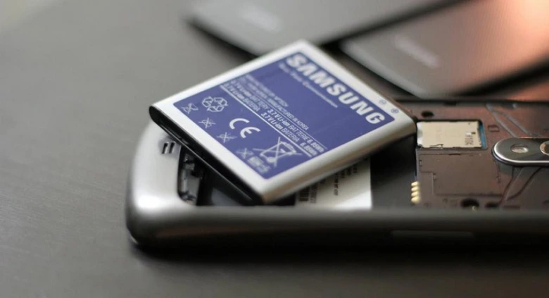 Samsung baterie uvnitř rozloženého mobilního telefonu.