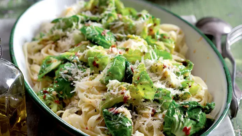 Pasta s pečenými růžičkovou kapustou v misce