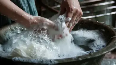 Ruční praní špinavého prádla v mýdné vodě.