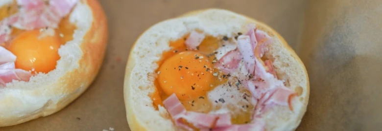 Vejce jako plněná ingredience v kynutém těstě s masem.