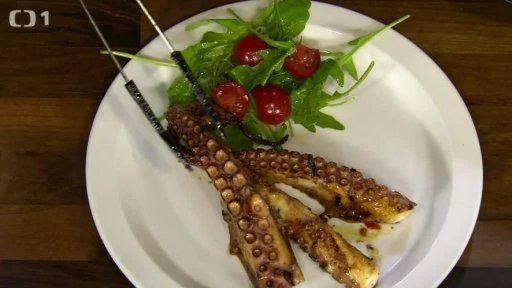 Připravená chobotnice na grilu s čerstvou salátovou zeleninou.