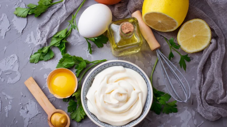 Ingredience pro domácí majonézu: vejce, citron, pažitka, olivový olej.