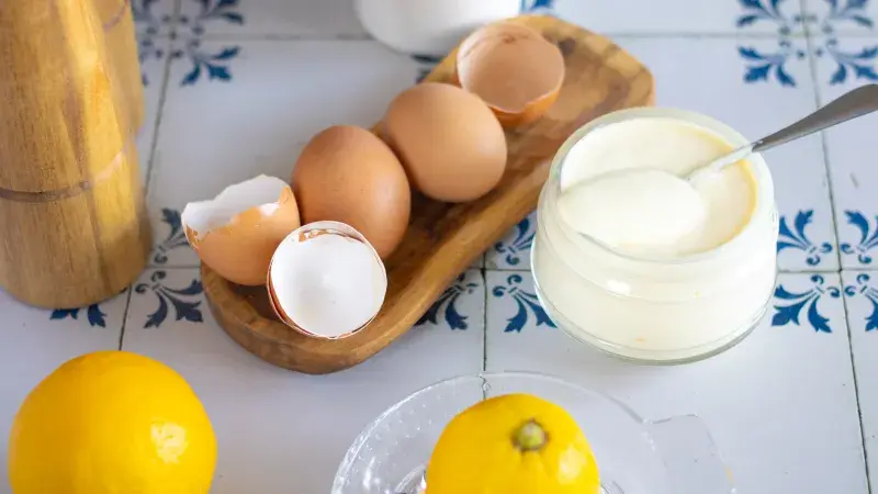 Suroviny na domácí majonézu: vejce, citrony a hotová emulze.
