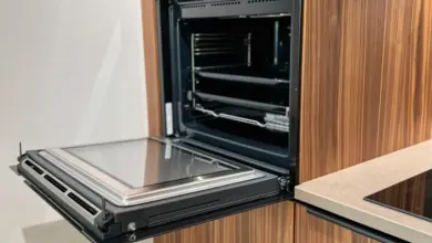 Vestavná trouba s vytaženými dveřmi ukazuje vnitřek pro čištění.