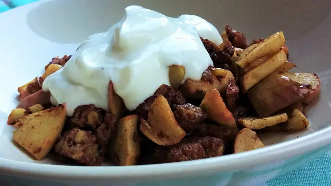 Caramelized apples with sour cream