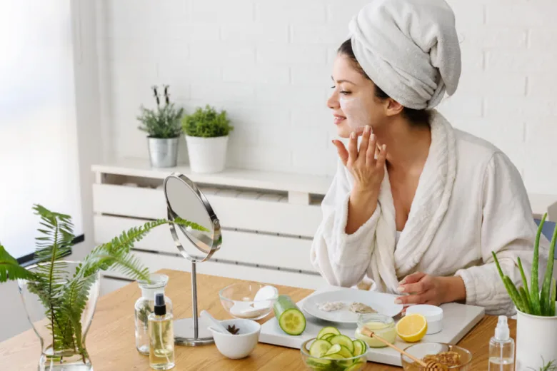 Žena aplikuje domácí pleťovou masku s přírodními ingrediencemi.