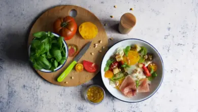 Svěží bazalka s rajčaty a ostatními ingrediencemi pro salát.