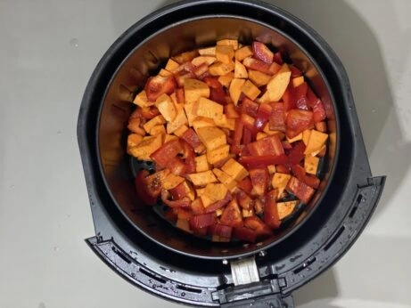 Nakrájená sladká brambora s paprikou ve fritéze na sušení.