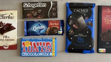Různé balení horké čokolády od různých značek na neutrálním pozadí.
