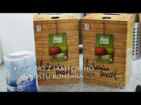 Dva krabice jablečného vína značky Bohemia na kuchyňské desce.