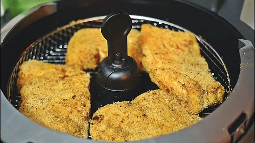 Smažené karbanátky v košíku fritézy před uložením do mrazáku.