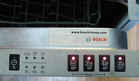 Přepínač myčky nádobí s tlačítkem Reset pro restart.