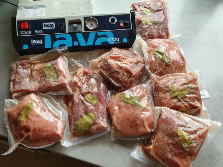 Surové maso vakuově zabalené s bylinkami a kořením pro uzení.