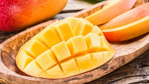 Mango nakrájený na kostičky v dřevěné misce.