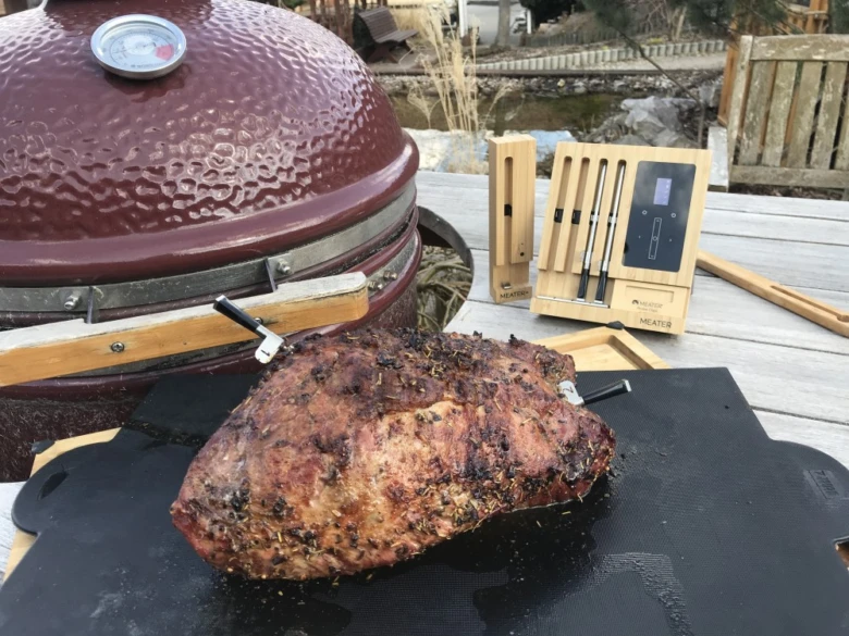 Uzené maso s termometrem na grilu pro článek o uzení masa.