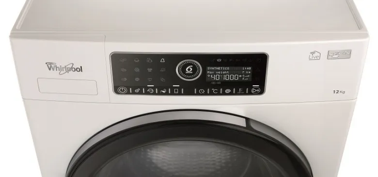 Bílá pračka značky Whirlpool s ovládacím panelem.