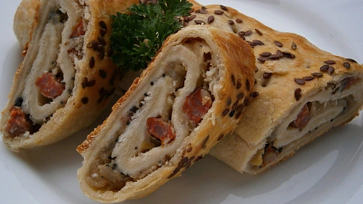 Složené listové těsto s masem po rozmrazení v lednici.