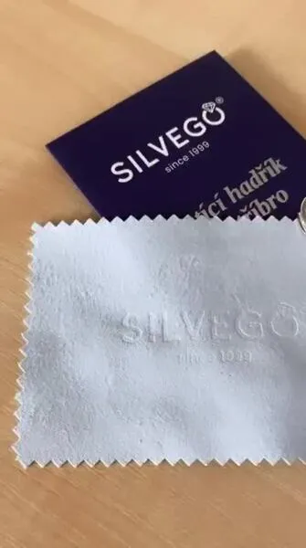Bílý utěrka na čištění stříbra značky Silvego s logem.