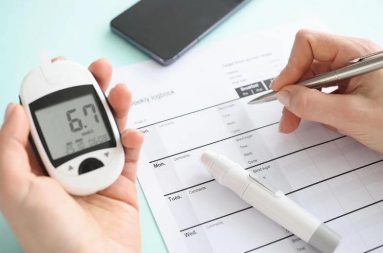 Měření cukru v krvi s glukometrem pro diabetes.