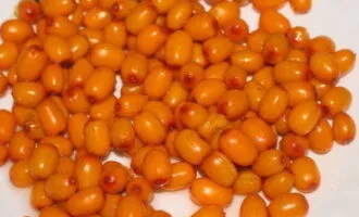 Svěží oranžové plody rakytníku pro recept na želé.