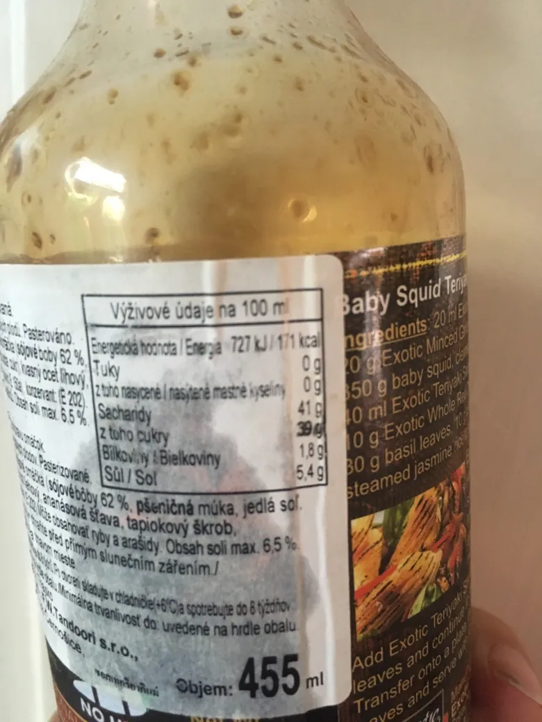 Etiketa omáčky s ingrediencemi v češtině a angličtině.