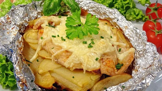Pečené kuřecí prsa s bramborami v hliněném papíru