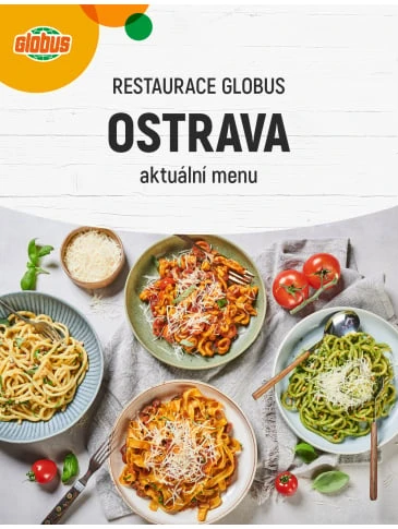 Uvařené těstoviny s omáčkami na bílém podkladu.