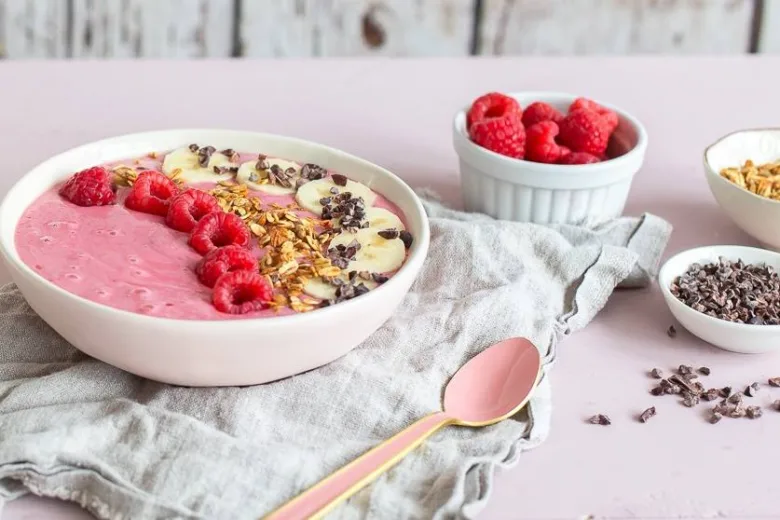Růžové banánové smoothie s jahodami, banány a ovesnými vločkami.